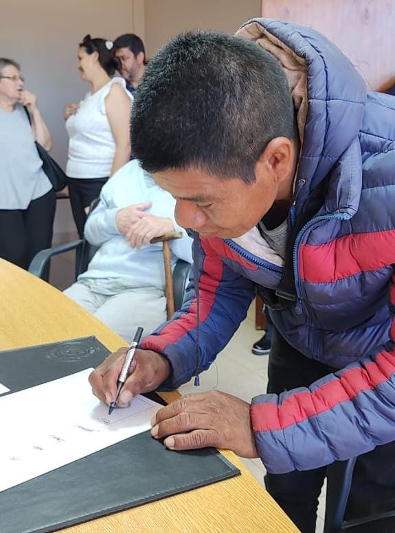 Lee más sobre el artículo En un día histórico, Yvy Porã Mirī recibió la documentación de su territorio en San Vicente